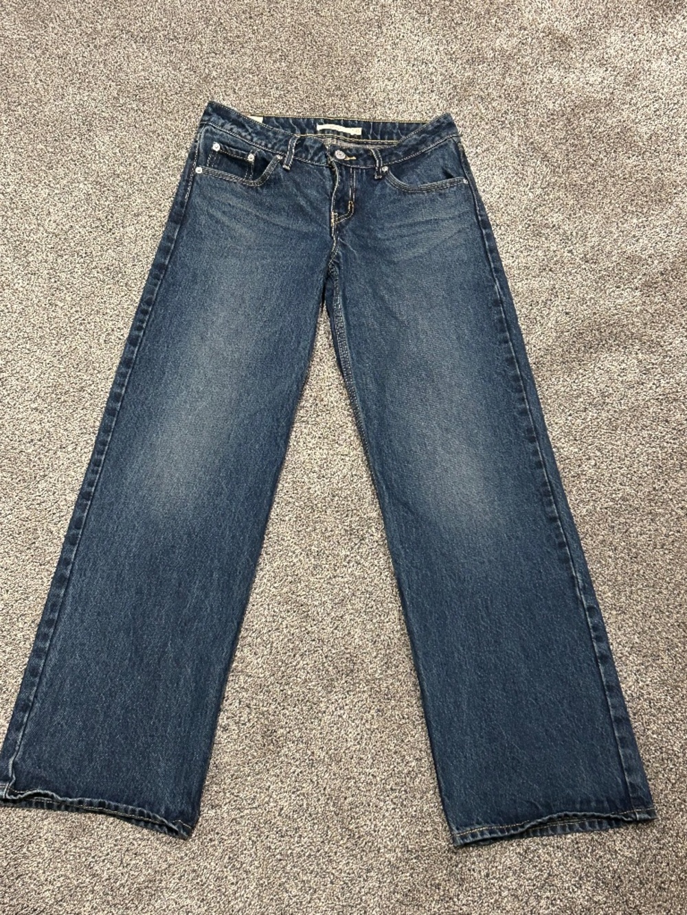 Leviโs low loose jean